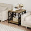 Table d'appoint de style champêtre, table d'appoint carrée à 2 niveaux avec tablette de rangement, table de chevet industrielle avec structure métallique en forme de X, table d'appoint rustique pour salon ou chambre.