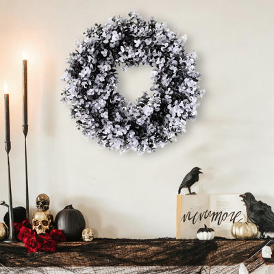 Couronne d'Halloween 45 cm, décoration de porte d'Halloween, feuille d'eucalyptus simulée en noir et blanc, cercle de fleurs d'eucalyptus, décoration de fête fantôme intérieure et extérieure, décoration de fête sur le thème de l'horreur