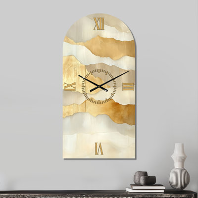 Horloge murale glamour en métal, grande forme arquée, motif vagues minimalistes dorées beiges