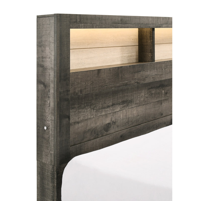 Grand lit bas avec éclairage intégré, tête de lit à planche, gris et beige, tablettes de rangement de style moderne ouvertes