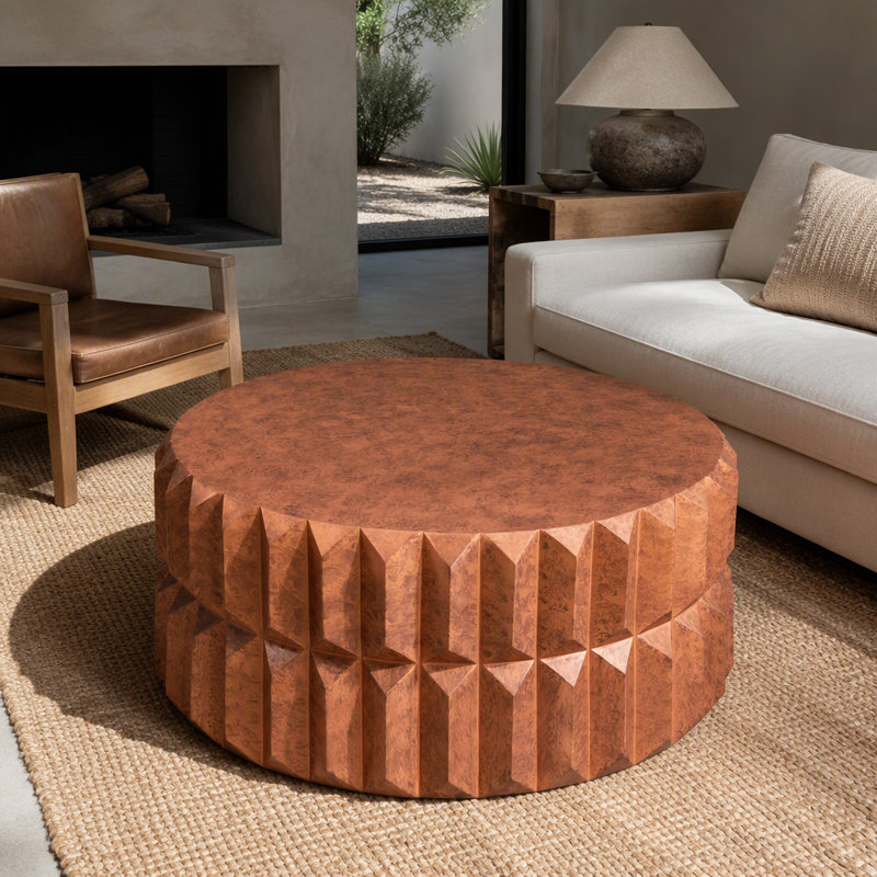Table basse de style moderne conçue avec plusieurs panneaux angulaires en tôle d'aluminium de couleur cuivre antique