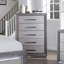 1pc Commode de style transitionnel, pieds en métal, glissières à billes, poignées de bar, finition grise