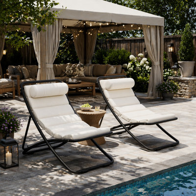 Ensemble de 2 chaises longues pliantes pour l'extérieur, fauteuil inclinable en rotin de métal avec dossier réglable, coussin imperméable épais et appui-tête amovible, chaise longue pliable de plage pour la terrasse de camping