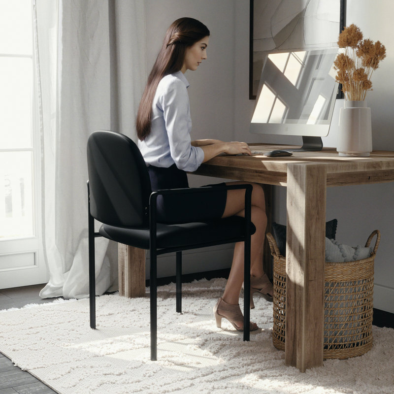 Chaise de réception rembourrée empilable Prather Tania Comfort, Avec accoudoirs, Vinyle noir