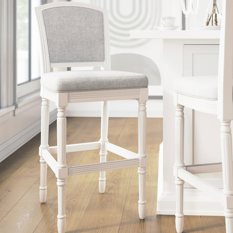 Tabouret de bar blanc avec hauteur de 31 pouces, siège et dossier rembourrés gris, design texturé et orné pour la cuisine de bar à pieds tournés