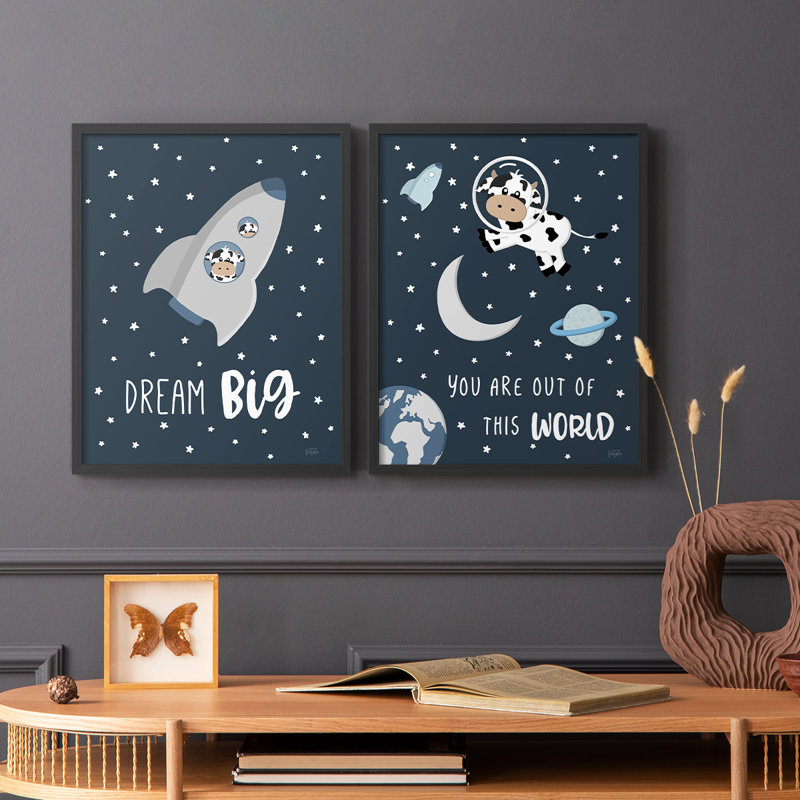 «Cow in Space I», reproduction encadrée de qualité supérieure - prête à être accrochée - aucun clou requis - aucun clou requis