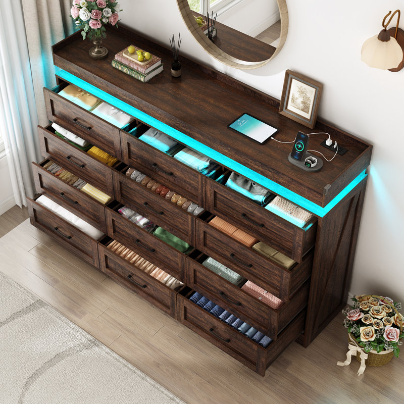Commode 12 tiroirs l 71,00 po avec lumière DEL et station de charge, Brun