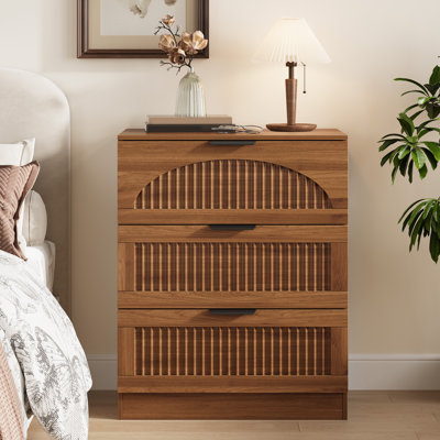 Table de chevet cannelée à 3 tiroirs de 60 cm de large avec poignées en métal, table de chevet en bois avec façades arquées pour chambre à coucher
