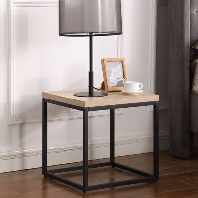 Table de chevet carrée en chêne naturel, table d'appoint pour zones de vie et de sommeil, look industriel, table de bout avec amplement de tablettes, espaces, style,