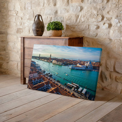 Toile, vue aérienne des canaux emblématiques de Venise, présentant un art mural Tapisserie vibrante de toits en terre cuite et de bâtiments historiques