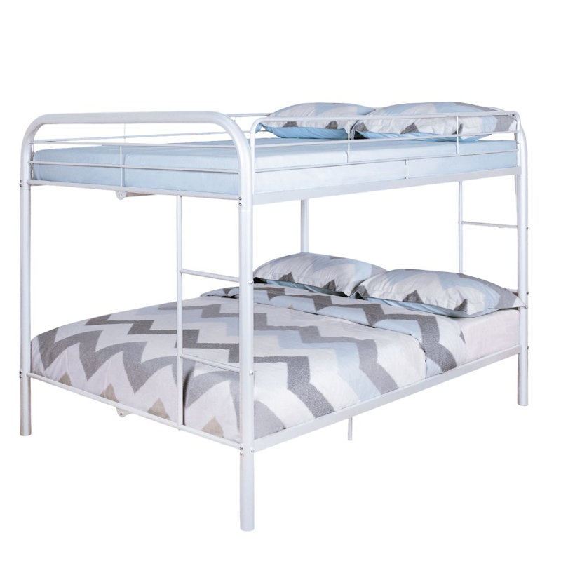 Lit double superposé au dessus d'un lit double en métal avec une élégance de chambre contemporaine blanche et angulaire pour plus de polyvalence
