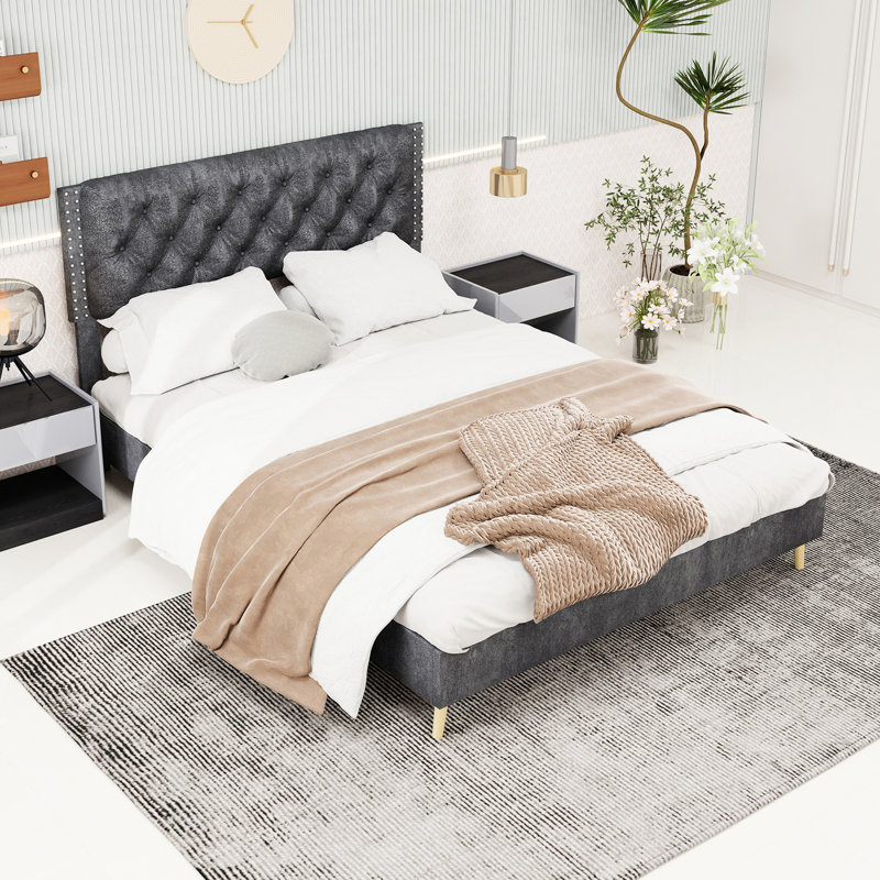 Lit tapissier en velours, grand lit gris, avec une tête de lit majestueuse. Convient à un décor de chambre à coucher haut de gamme