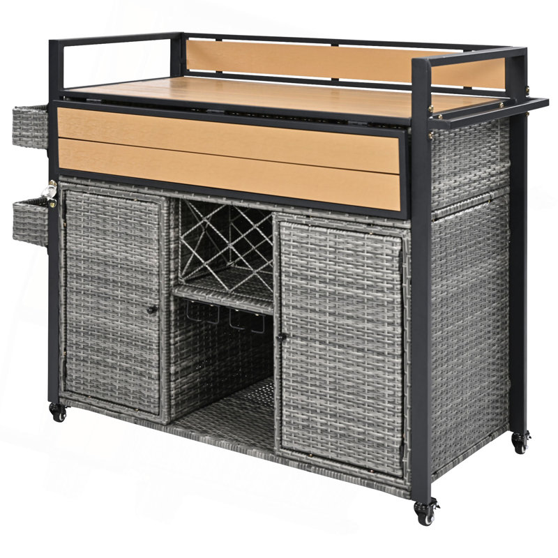 Chariot de barbecue extérieur en osier l 52,8 po avec plateau de table en bois en plastique allongé, îlot de cuisine sur roulettes avec armoire de rangement, pour patio, jardin, piscine, conception à deux poignées