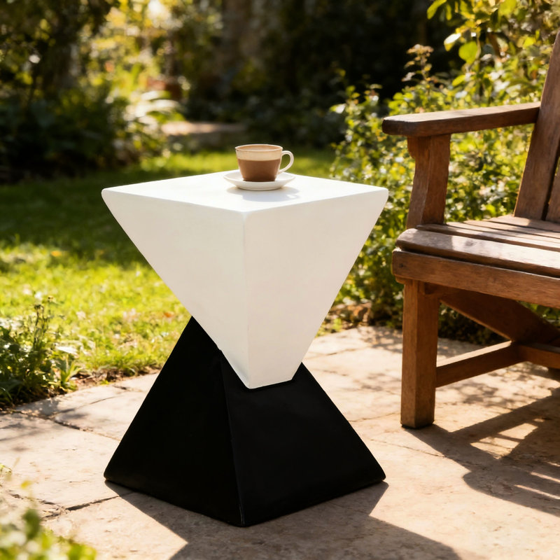 Table d'appoint géométrique moderne, hauteur 45,7 cm, base de 31,8 cm, idéale pour agrémenter une terrasse ou une chambre.