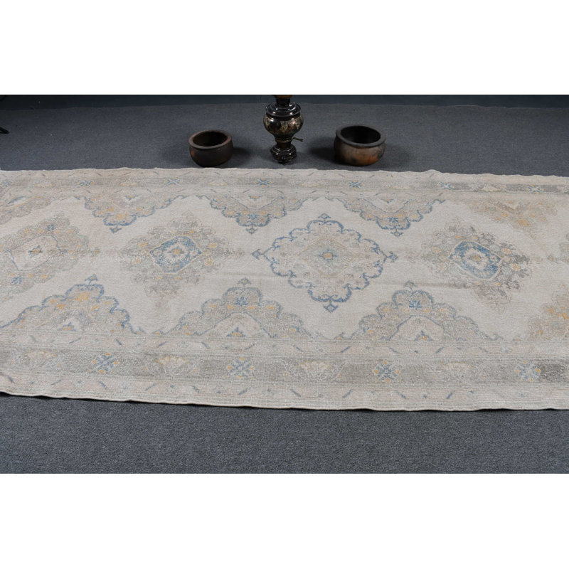 Tapis turc rétro tissé à la main dans des tons neutres doux avec un motif géométrique élégant bleu / beige