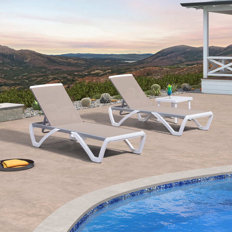 L'ensemble de 3 chaises longues pour patio comprend 2 chaises sans accoudoirs + 1 table d'appoint à l'extérieur en aluminium et plastique / kaki