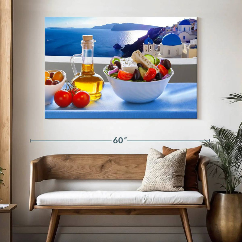 Yarlin dégustant une salade grecque à Santorin, H 34 po x l 51 po