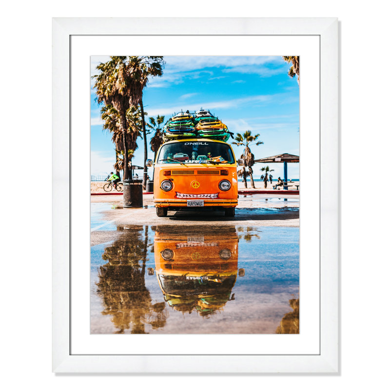 «Coastal Cruiser» par Tyler Nix, H 31 po x l 25 po x P 1,25 po, Encadrement cubique blanc, Blanc mat