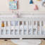 Lit au sol avec barrières de sécurité et porte pour enfants, parfait pour un sommeil sécuritaire et indépendant-925629815-925629809