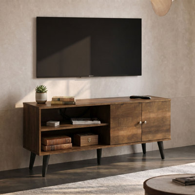Meuble télé moderne de style Mid-Century de 160 cm (63 po), pieds évasés en bois, tablette ouverte et placard fermé.
