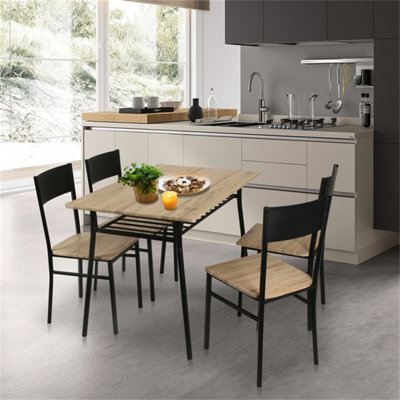 Ensemble repas pour quatre personnes