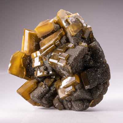 Barite dorée avec cristaux de marcassite