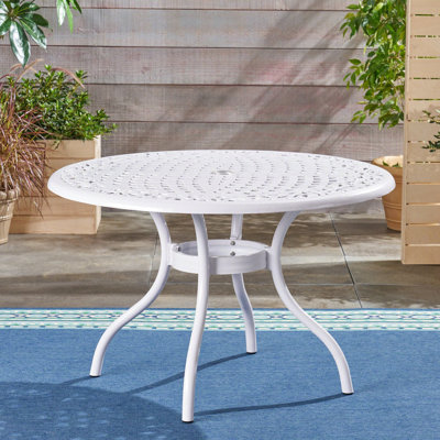 Table de salle à manger de 48 po ronde en aluminium avec finition bronze martelé et plateau de table, trou de parasol, pieds courbés, couleur blanche, poids de 39,68 lb, idéal pour un ensemble d'extérieur de 48 pouces