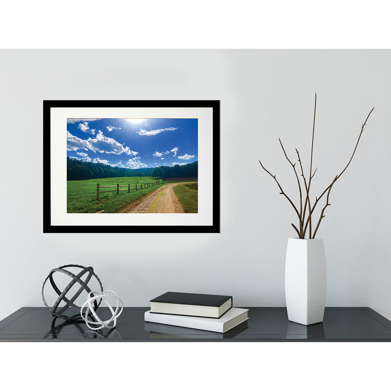 «Summer Road» par Michelle Deegan, reproduction de photo, H 18,5 po x l 22,5 po x P 1,25 po, Papier encadré noir, Blanc
