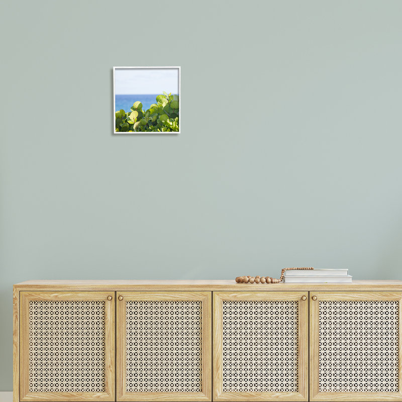 Plantes luxuriantes au loin, H 12 po x l 12 po x P 1,5 po, Giclée encadrée blanc bord de mer