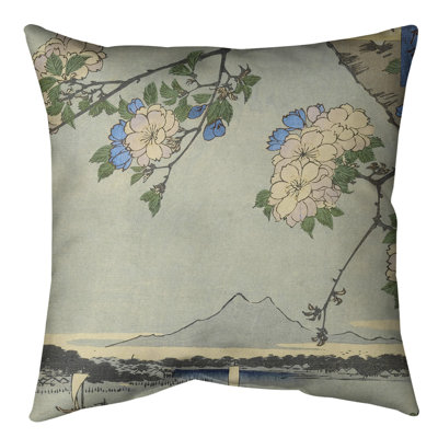 Coussin décoratif à fleurs sur le fleuve
