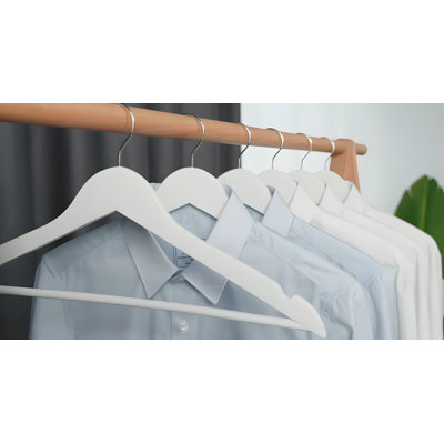 Cintres en bois antidérapants et durables
