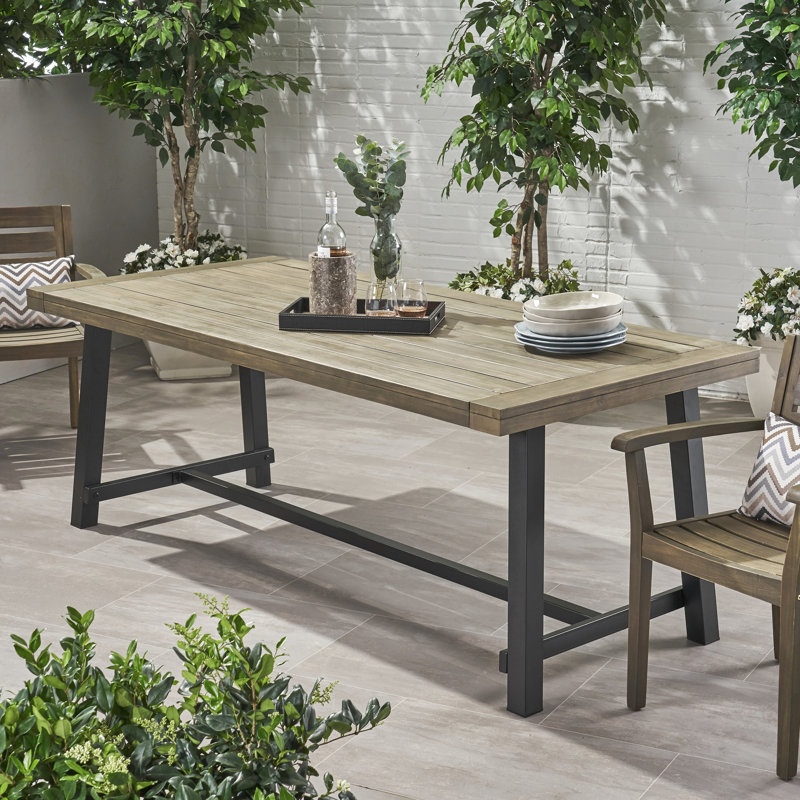 Table de salle à manger d'extérieur en bois - Style industriel moderne, mobilier gris et noir.
