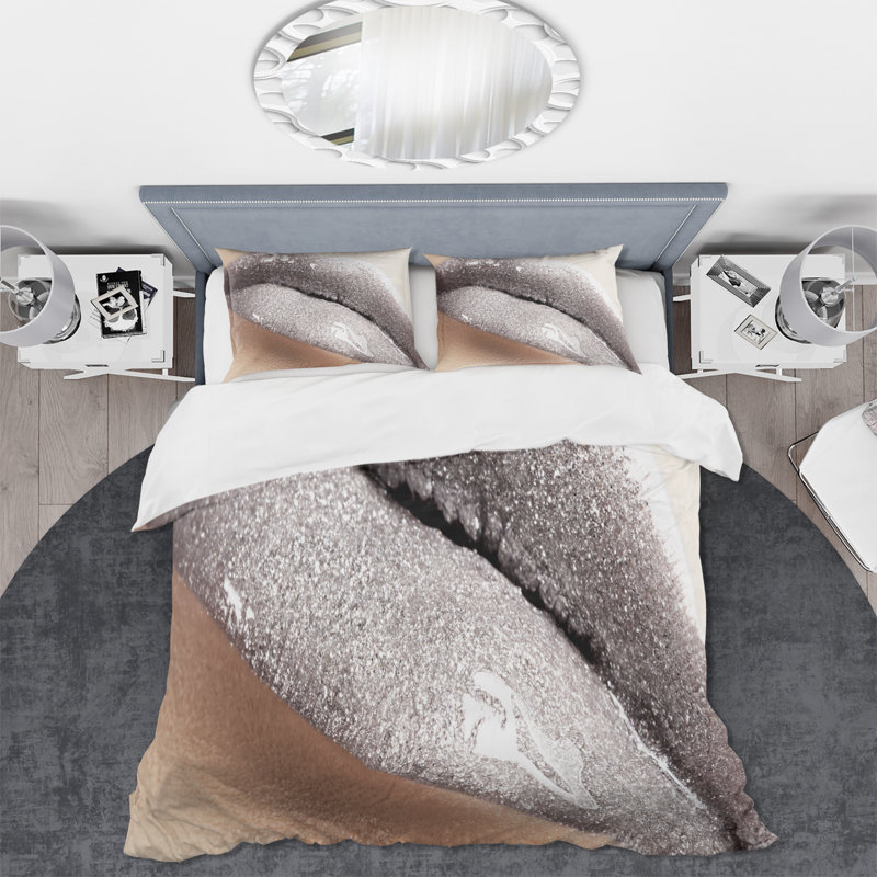 Gros plan d'une femme avec des lèvres brillantes - Ensemble de housse de couette moderne - Polyester en microfibre