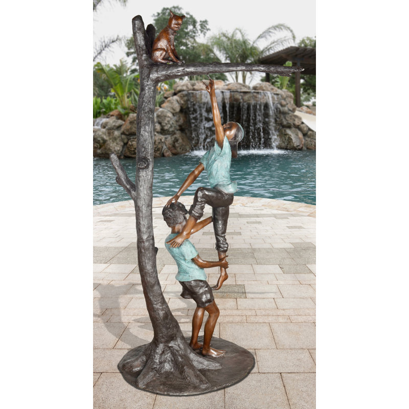 Deux enfants avec chat sur un arbre en bronze