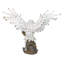 Statue de chouette d'hiver enneigée avec des ailes enneigées sur une souche enneigée H 14 po
