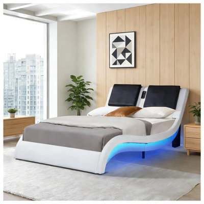 Base de lit plateforme en similicuir pour grand lit avec éclairage à DEL, haut-parleurs Bluetooth et tête de lit vibrante en blanc