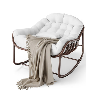 Chaise longue berçante surdimensionnée en osier avec coussin et structure en métal pour patio