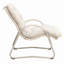 Ensemble de 2 chaises longues d'extérieur, structure en fer et osier en plastique, durable et résistant aux intempéries pour une détente confortable.