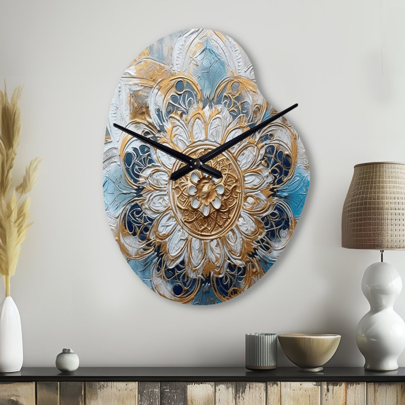Horloge murale asymétrique en métal bleu et or Mandala I - Boho Mandala, Grand