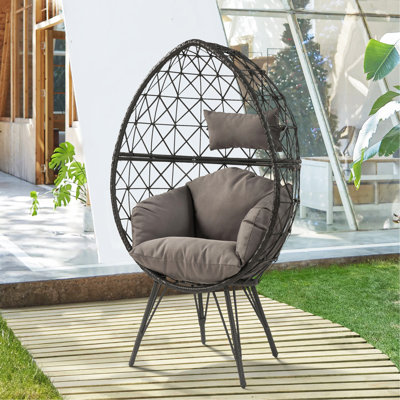 Chaise de patio gris clair et noire avec coussin rembourré