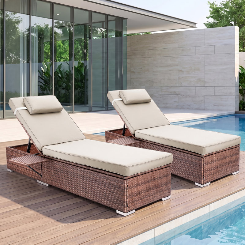 Chaise longue d'extérieur en osier inclinable avec table d'appoint et coussins, Beige