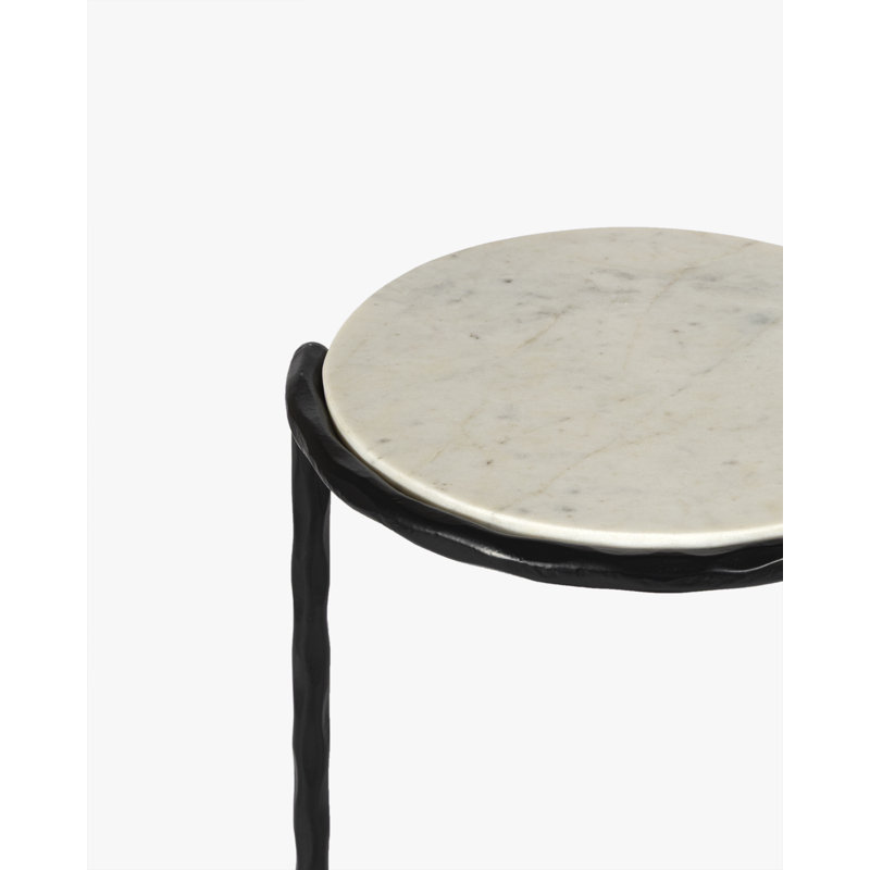 Table d'appoint Tiernan en marbre noir et blanc avec structure sculpturale en fer, idéale pour le salon ou l'entrée.