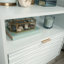 Grande table de chevet et tiroir ouvert Coastal, finition blanche