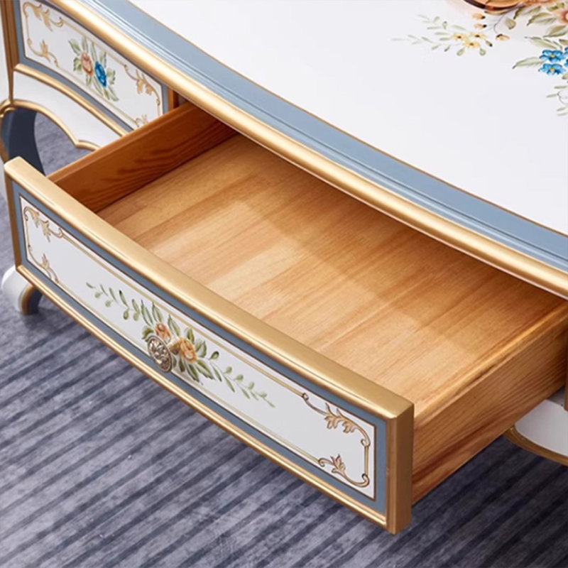 Table basse de style européen peinte en or