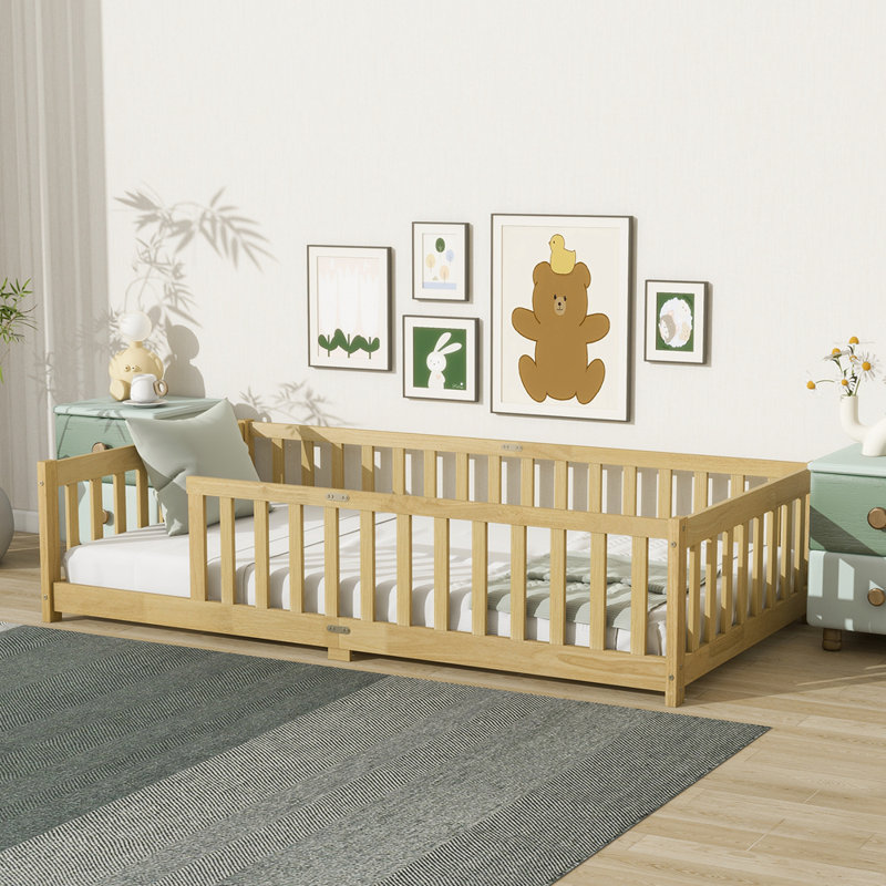 Lit en bois d'hévéa robuste avec garde-corps de sécurité, parfait pour les enfants et les adultes, assurant confort et sécurité.