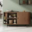 Ce buffet moderne de couleur noyer est doté de portes coulissantes et de tablettes réglables pour un rangement flexible. Il peut servir de bar ou de table d'entrée, offrant à la fois élégance et fonctionnalité.-579305516