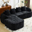 Canapé de coin comprimé en chenille noire, garni de mousse souple haute élasticité, incurvé et doté de quatre coussins décoratifs. Parfait pour le salon et la chambre. Assise mi-ferme, support par ressorts.