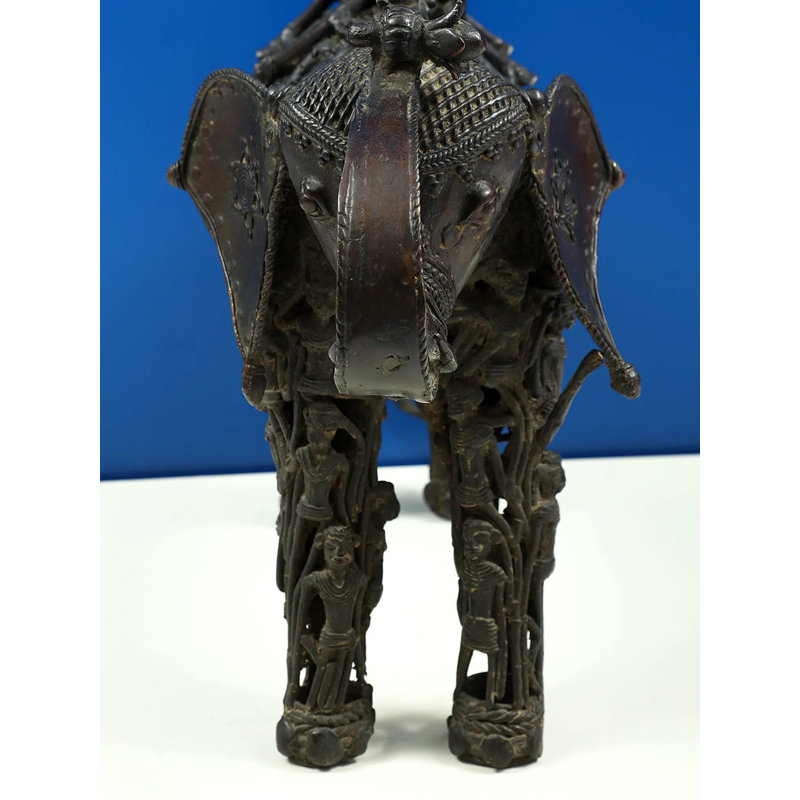 Figurine d'homme tribal assis sur un éléphant