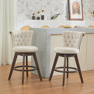 Ensemble de tabourets de bar 26 po à hauteur de comptoir 26 po, 2 tabourets pivotants à 360 ° avec dossier et main - boutons touffetés - bords garnis, tabourets de comptoir de cuisine rembourrés en velours sur pieds en bois
