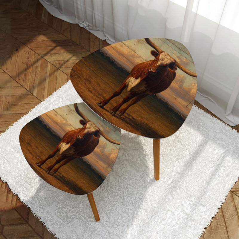 Ensemble de 2 tables gigognes triangulaires superposées en forme de cornes de vache Texas Longhorn contre la pittoresque table de bout Texas